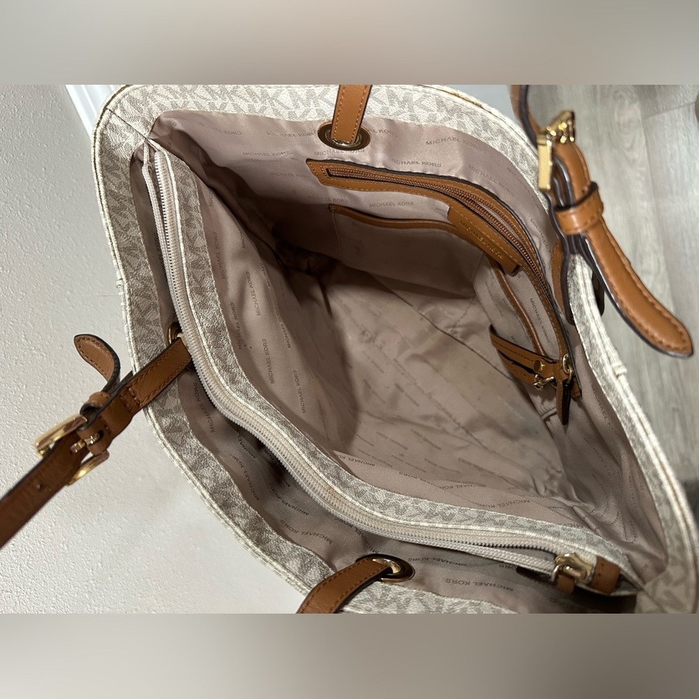 Michael Kors Jet Set - Picture 6 of 9